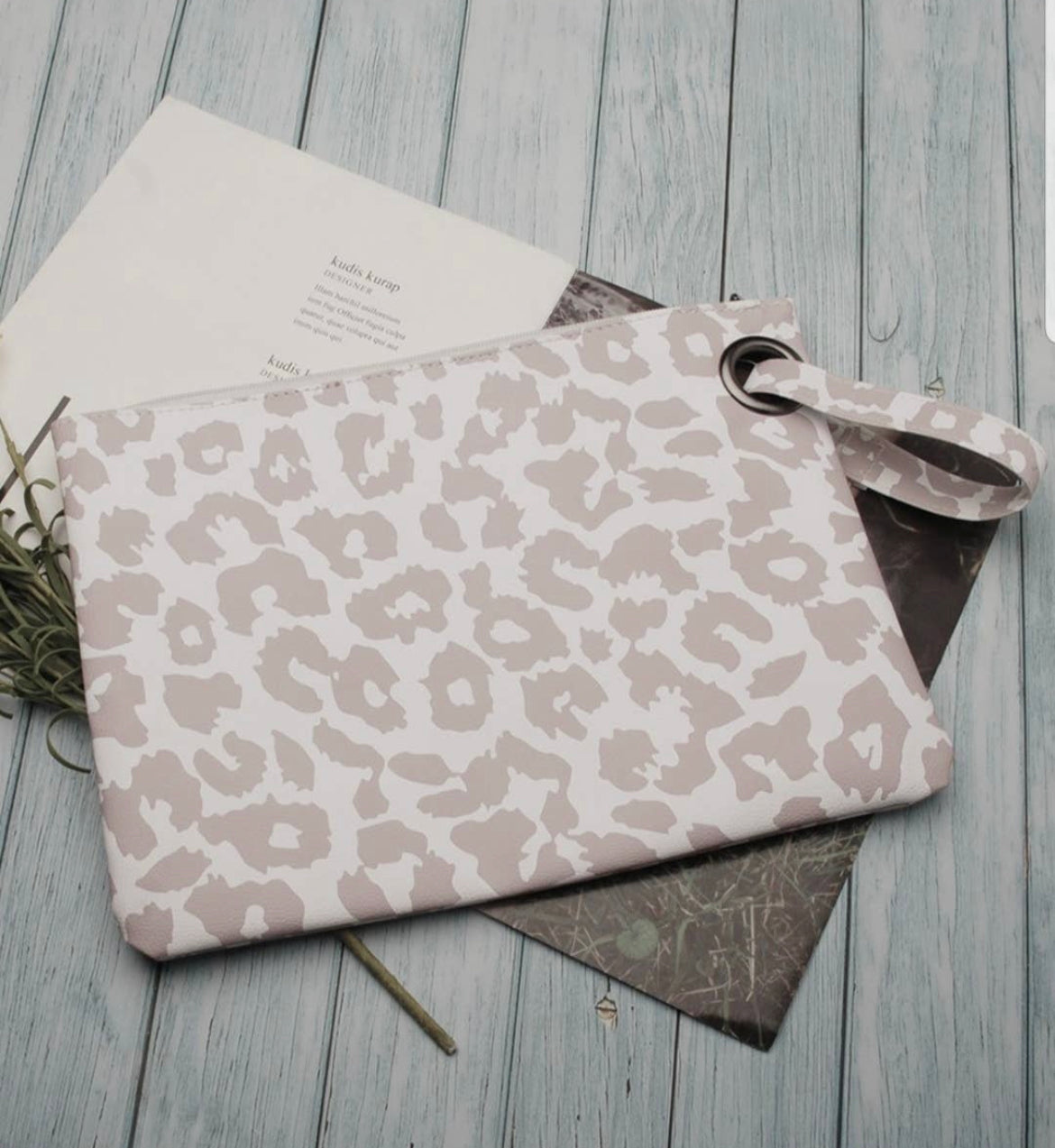 White/tan leopard clutch